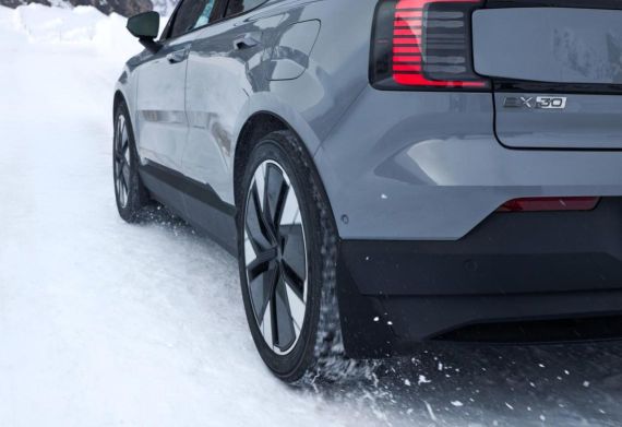 záběr na kola vozu Volvo EX30 v zimně